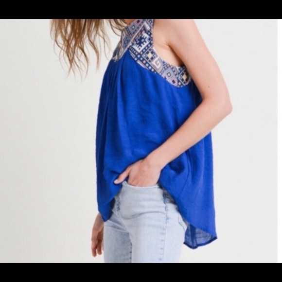 🌼 ONE LEFT🌼 Embroidered blue tank top - Picture 3 of 3